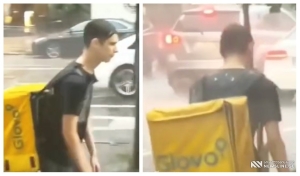 VIDEO: „მოვძებნოთ ეს ბიჭი და ვუყიდოთ ველოსიპედი, ან მოპედი” - გლოვოს კურიერს შეკვეთა წვიმაში ფეხით მიაქვს