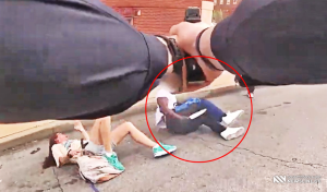 VIDEO: პოლიციამ გაანეიტრალა შეიარაღებული თავდამსხმელი, რომელიც ქალს დანით ემუქრებოდა