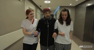VIDEO: კადრები კლინიკიდან, სადაც დათო ევგენიძემ ურთულესი ოპერაცია გაიკეთა - მუსიკოსი სამშობლოში ბრუნდება