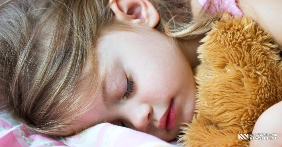 როგორ უნდა შეურჩიოთ ბავშვს დაძინების დრო, რომ დილით გაღვიძება არ გაუჭირდეს და კარგ ხასიათზეც იყოს